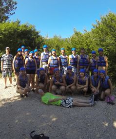 Groepsfoto voor het raften!