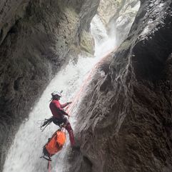 alpen_zomer_canyoning_waterval_persoon_caldes_015