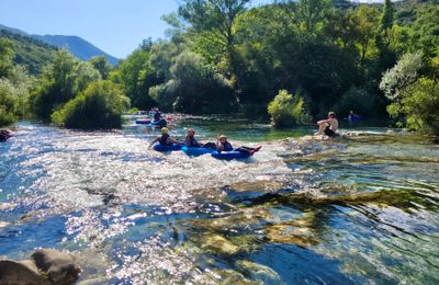 Rivertubing: dobber erop los