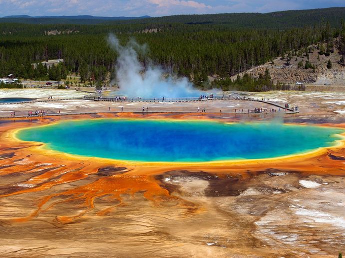 grand prismatic spring yellowstone national park