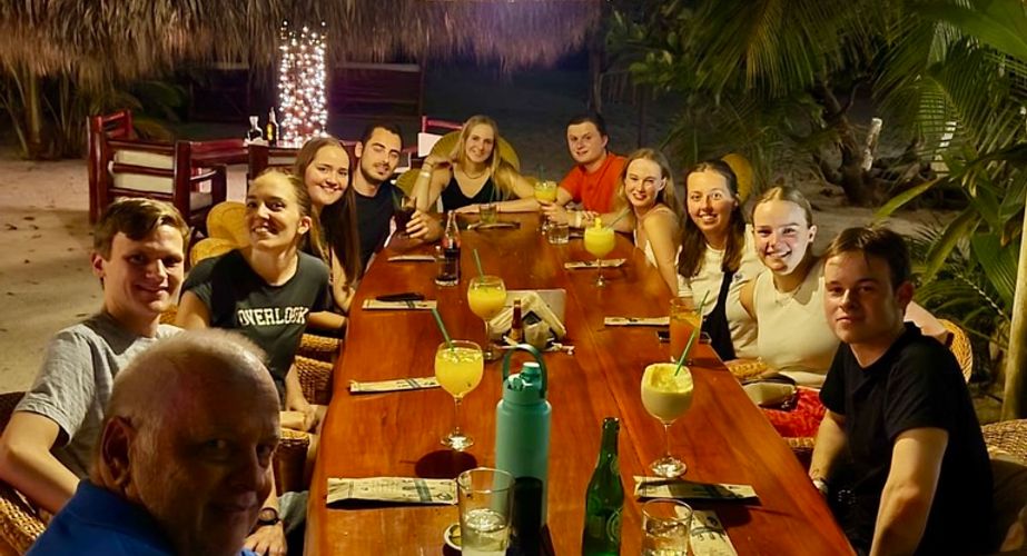 Costa rica gidsbeelden sfeer groep avond strand