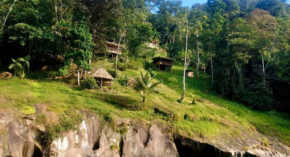 Costa rica uitzicht natuur water huisjes gidsbeelden