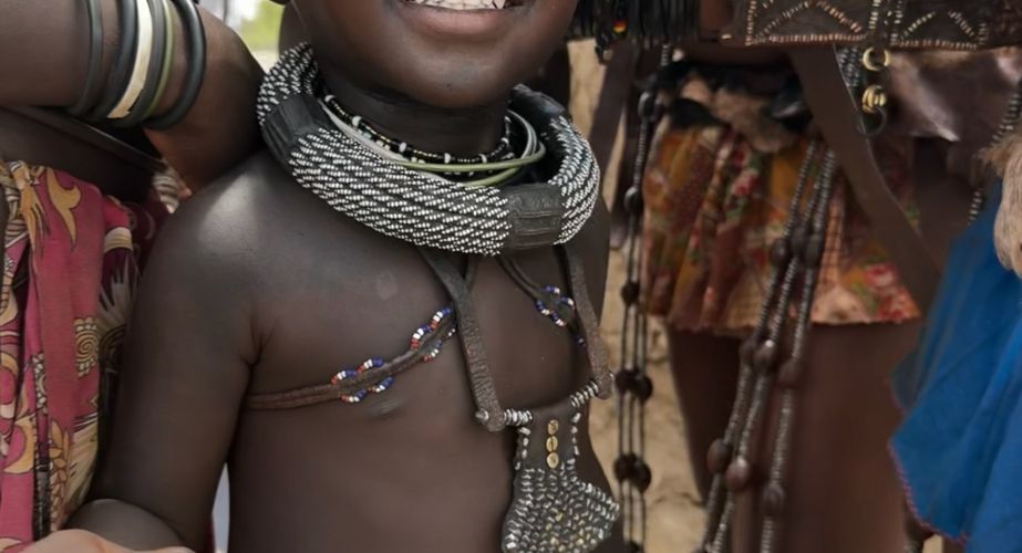 namibie_kind_traditionele_kleding_opuwo_027