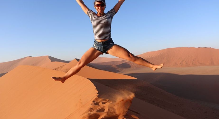 namibie_vrouw_springt_duinen_sossusvlei_020