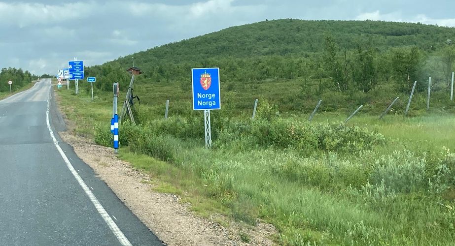 noordkaap_grensovergang_weg_bord_noorwegen_038