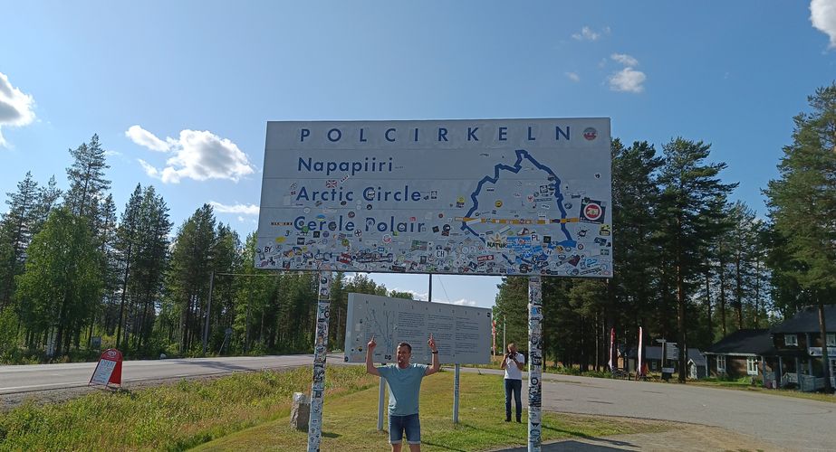 noordkaap_persoon_poseert_poolcirkel_napapiiri_030