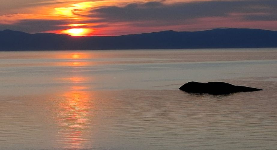 noordkaap_zonsondergang_zee_bergen_noorse_zee_014