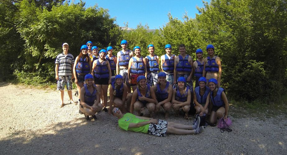 Groepsfoto voor het raften!