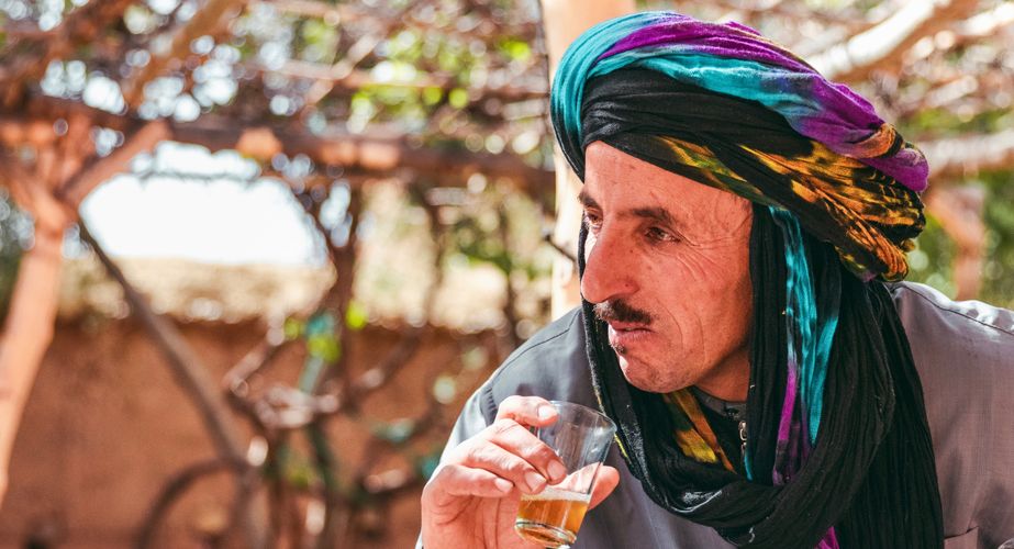 Marokkaanse thee drinken Marokkaanse thee drinken