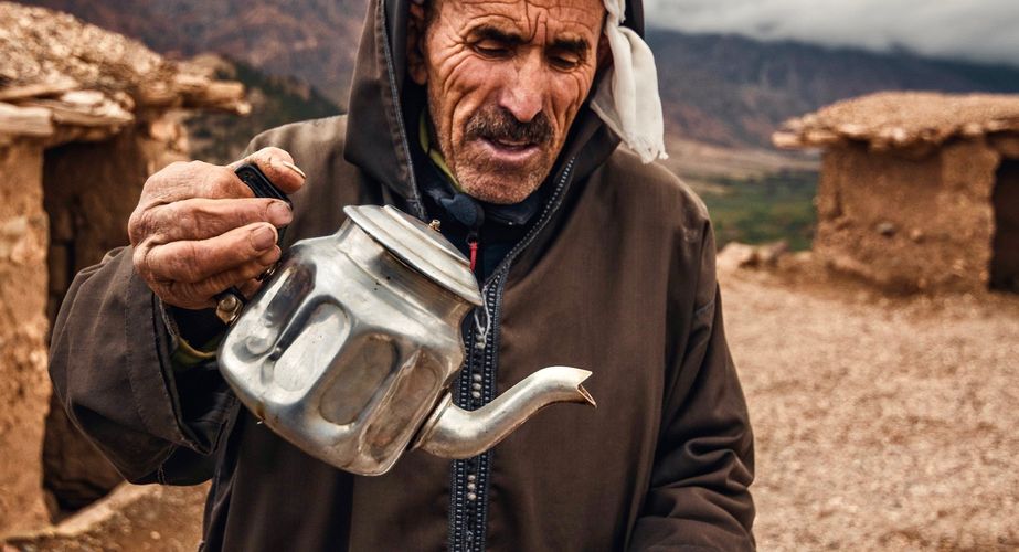 Marokkaanse thee drinken Marokkaanse thee drinken