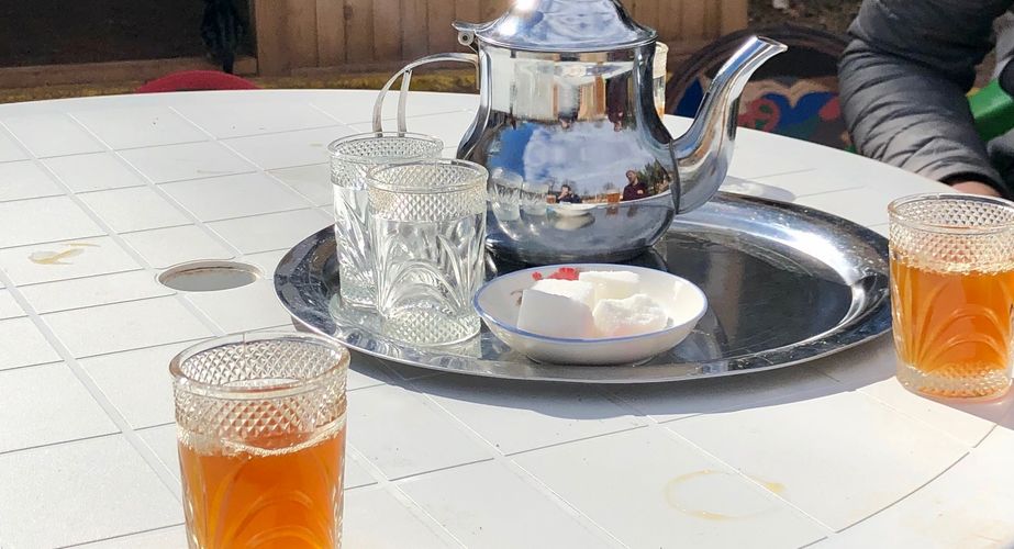 Marokkaanse thee drinken Marokkaanse thee drinken