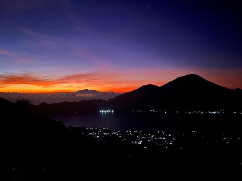 Hiken op Mount Batur tijdens groepsreis Bali bij zonsopkomst