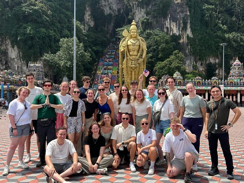 Groepsfoto Simi Reizen Batu Caves Maleisië