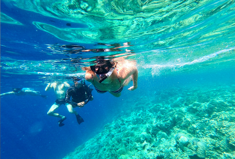 Snorkelen in helder blauwe zee